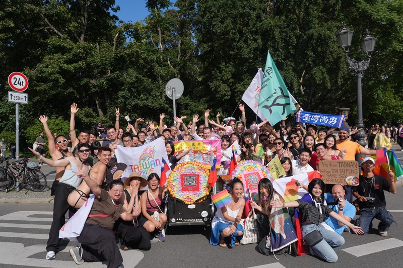 台灣民眾熱情參與柏林一年一度的驕傲遊行，展現台灣亞洲第一立法同婚國家的多元樣貌。