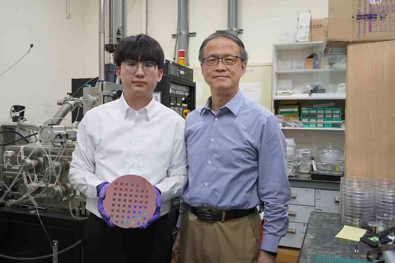 DD
台科大開發菱形金屬奈米管陣列　助生醫食安檢測
台科大教授朱瑾（右）帶領團隊開發全球首創的「菱
形金屬奈米管陣列」，可提升分子檢測速度與靈敏
度，能應用於生醫、食安、環境等監測。
（台科大提供）
中央社記者許秩維傳真　114年7月28日
