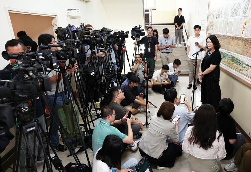 民進黨立法院黨團幹事長吳思瑤(右)。