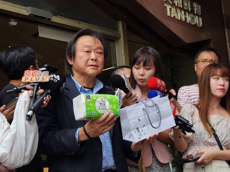民進黨中常委王世堅（圖）30日出席中常會前受訪表示，特別帶了一包衛生紙，要送給總召柯建銘「讓他自己去擦屁股」。
