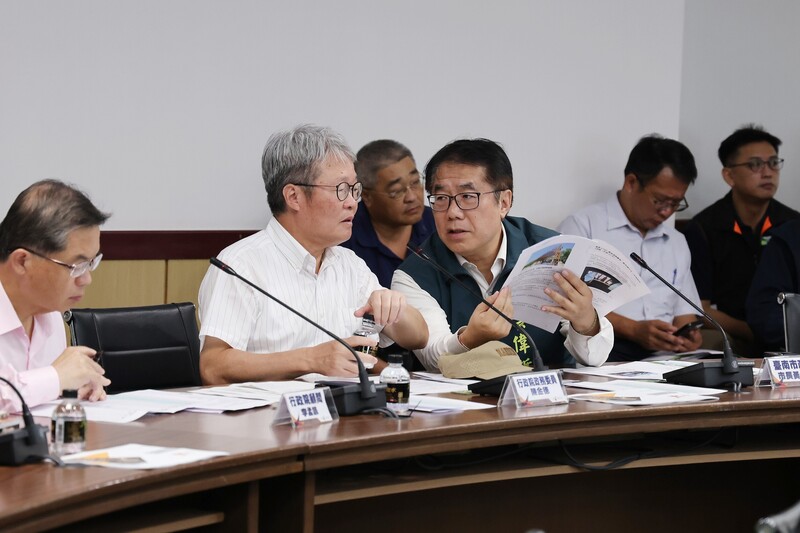 中南部連日豪大雨成災，行政院成立雲嘉南災後復原
前進指揮所30日在台南市召開第一次會議，由行政院
政務委員陳金德（左2）擔任指揮官，台南市長黃偉
哲（前右）會中與陳金德交換意見。（台南市政府提供）