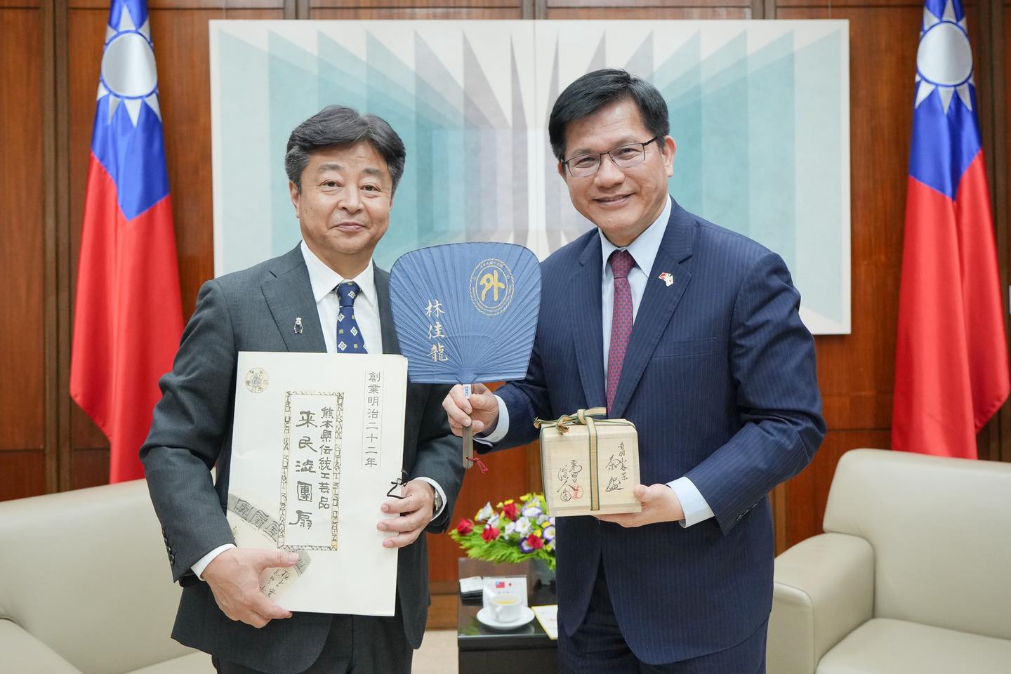 外交部長林佳龍(右)3日接見日本九州熊本縣山鹿市長早田順一(左)訪團。(FB@林佳龍)