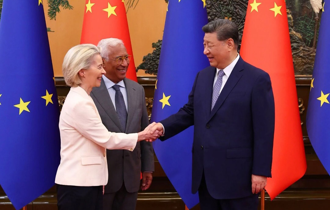 歐盟執委會主席范德賴恩(Ursula von der Leyen，左)24日在北京與中國國家主席習近平(右)會面。(翻攝IGursulavonderleyen@instagram)
