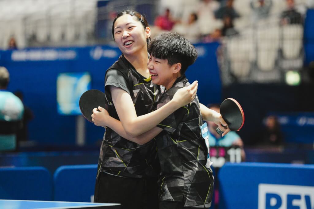 台灣桌球女雙球員簡彤娟（左）、蔡昀恩（右）23日在萊茵魯爾世大運獲得銅牌，這也是台灣桌球女雙睽違10年再登世大運頒獎台。(圖：facebook@CTUSFSSU)