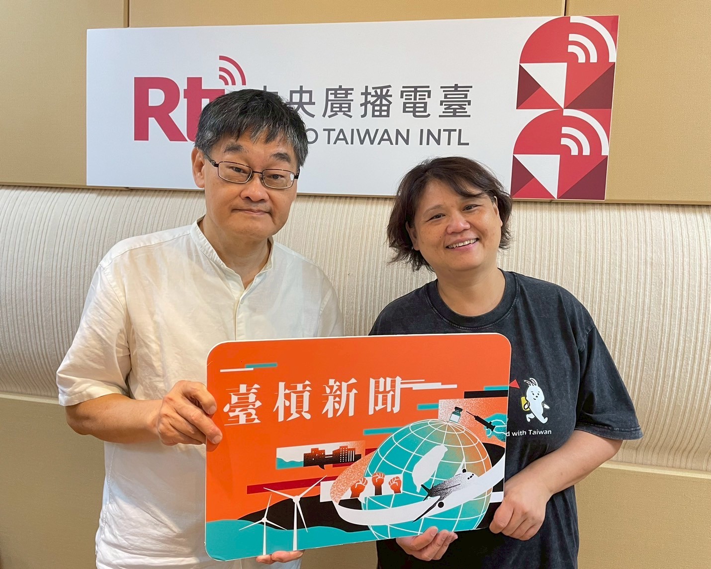 《臺槓新聞》主持人莊豐嘉，專訪人本教育基金會執行長馮喬蘭
