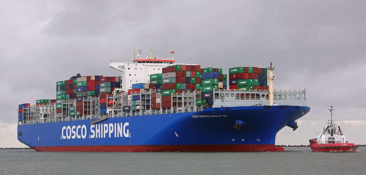 中國國企中遠集團準備加入收購李嘉誠海外港口的外資集團，但傳出中遠加碼要求必須擁有該收購集團決策權。圖為中國中遠集團旗下貨櫃輪。(維基百科/CC BY-SA 2.0)