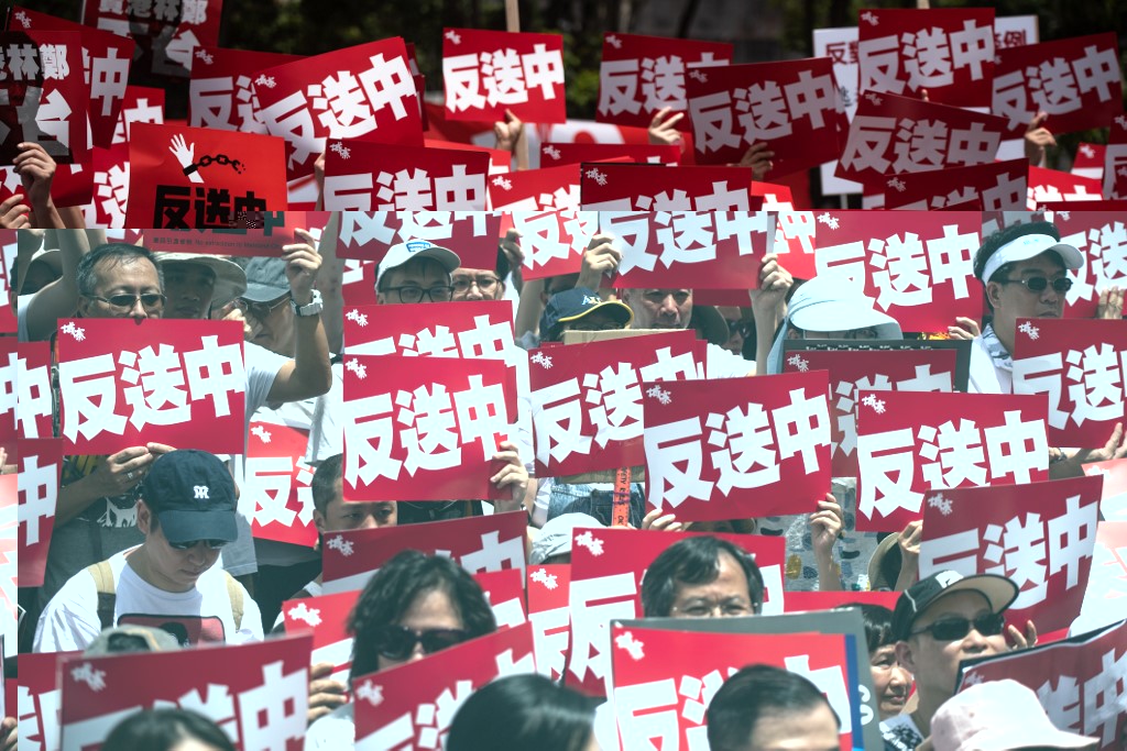 香港民眾2019年6月9日上街參加「反送中」遊行。 (AFP資料照片)