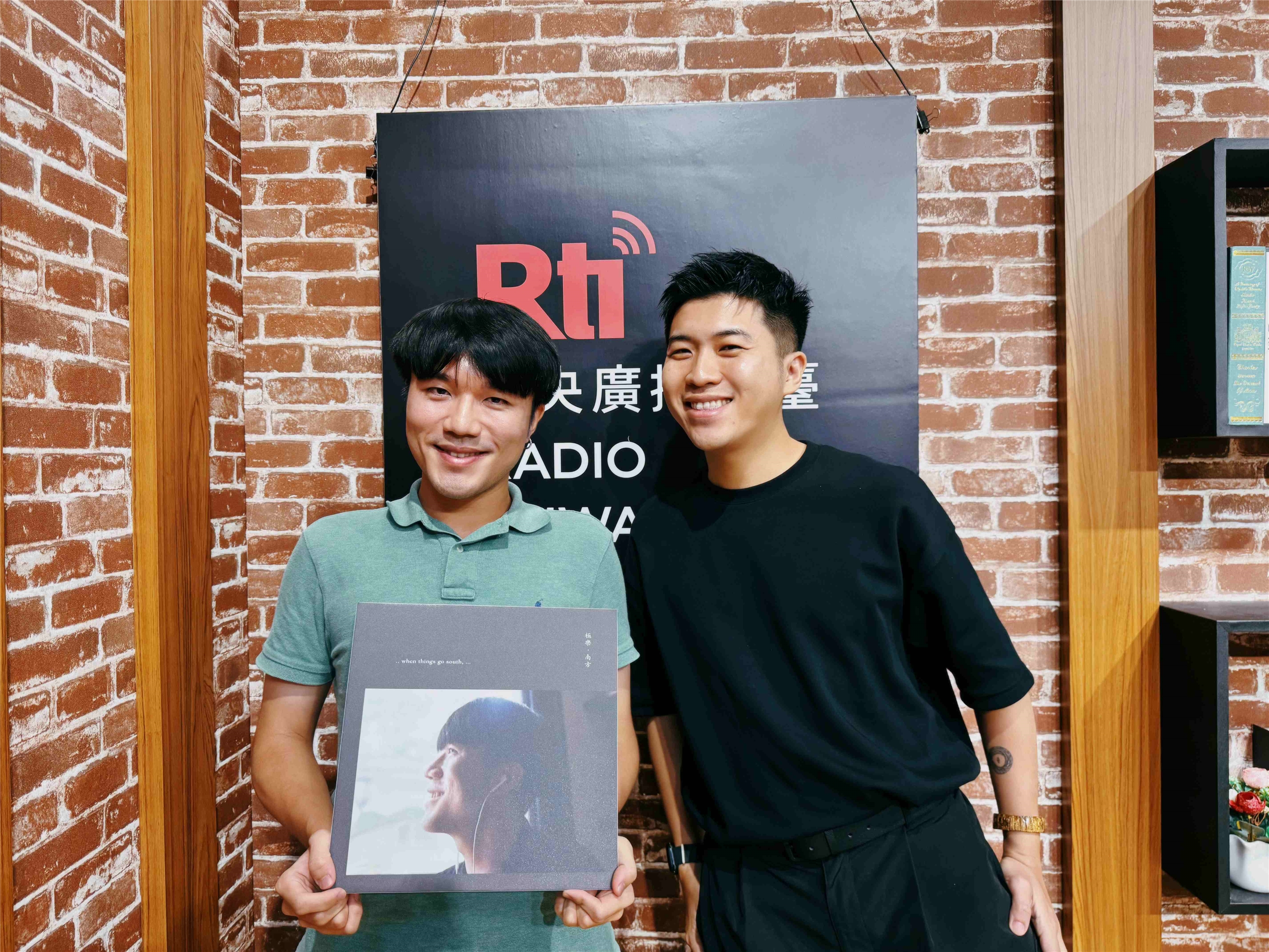 主持人內克與來賓力齊（左）