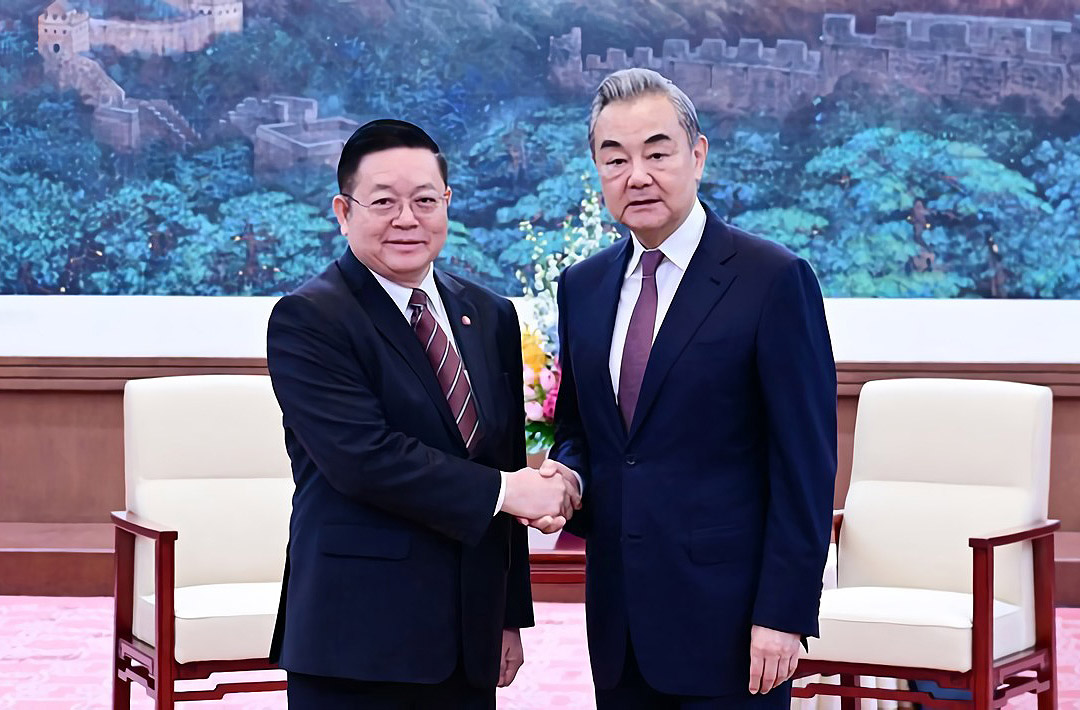 中國外交部長王毅(右)25日在北京與東南亞國家協會(ASEAN)秘書長高金歡(Kao Kim Hourn，左)會面時表示，願幫助緩解柬泰兩國邊境的緊張局勢。(翻攝中國外交部官網)