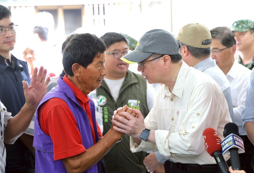 行政院長卓榮泰29日前往南部進行勘災，圖為卓榮泰關心嘉義縣朴子市民宅淹水情形。(圖：行政院提供)