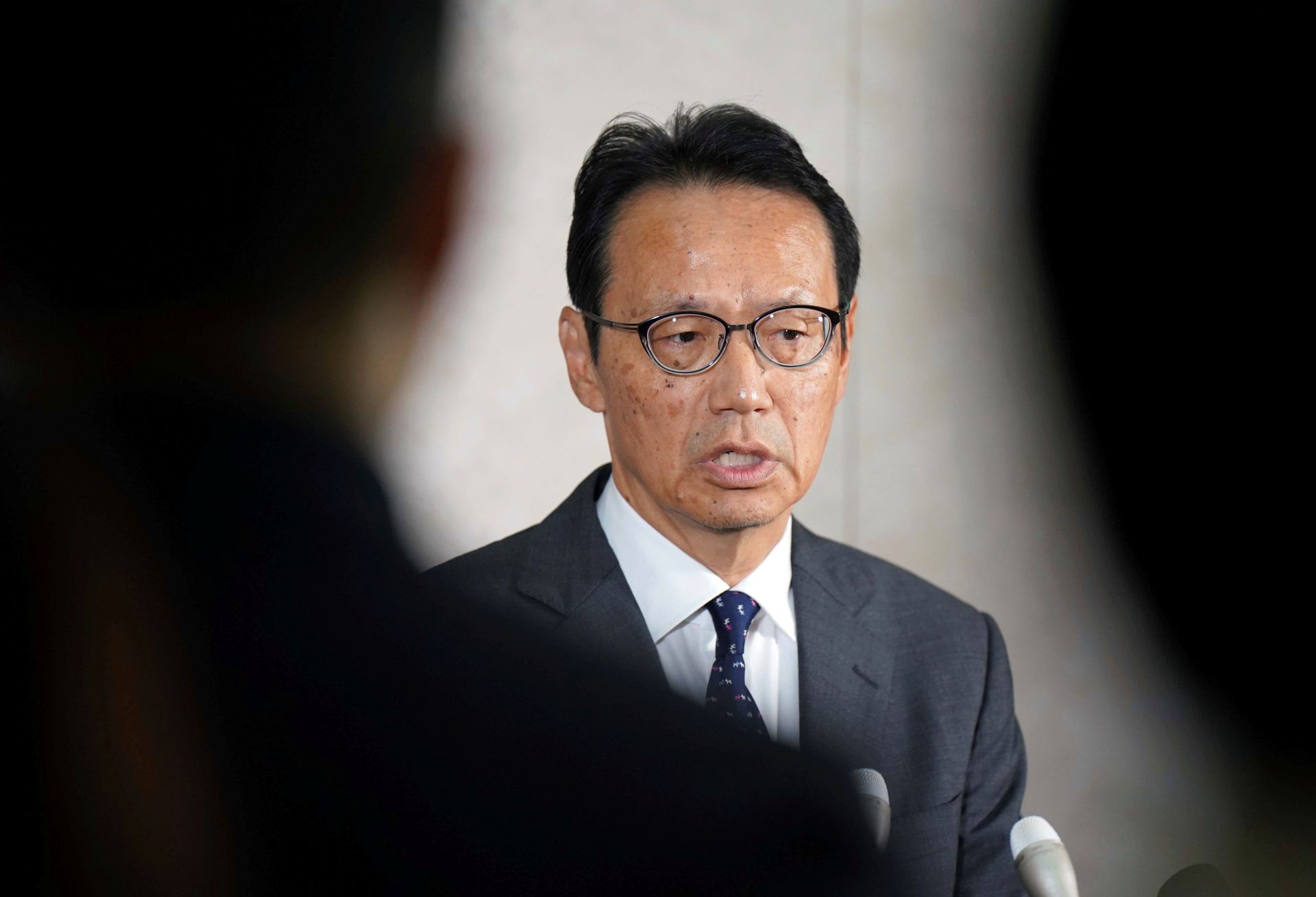 日本安斯泰來製藥一名社員在中國被控犯下「間諜罪」，遭判3年6個月徒刑。圖為日本駐華大使金杉憲治在聽到審判結果後表示「極其遺憾」。(美聯社/達志影像)