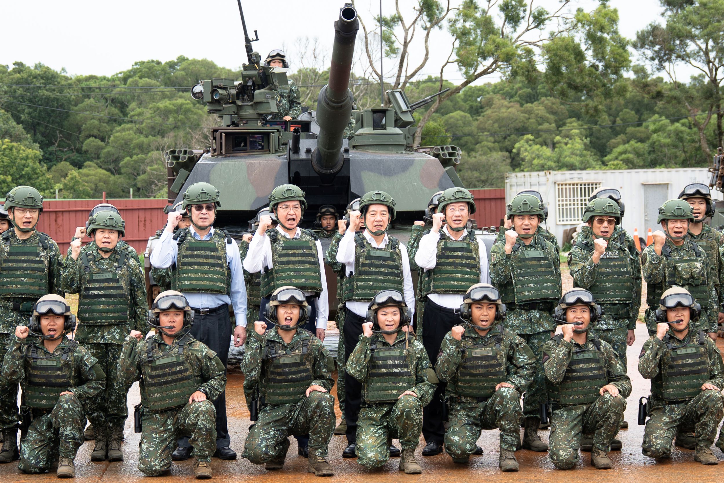 賴清德總統10日上午，至新竹坑子口靶場視導「M1A2T戰車換裝射擊訓練」，並與現場官兵合影留念。(楊仁翔 攝)