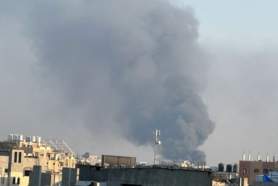 以色列26日在加薩的軍事行動合計造成了11人死亡。圖為以色列7月21日在加薩中部的迪爾巴拉(Deir el-Balah)襲擊期間濃煙四起。資料照。