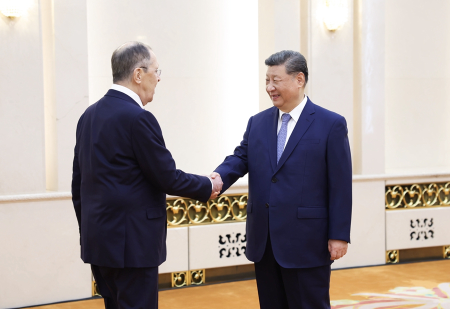 習近平(右)15日與俄羅斯外交部長拉夫羅夫(左)在北京會面。(圖：新華社)