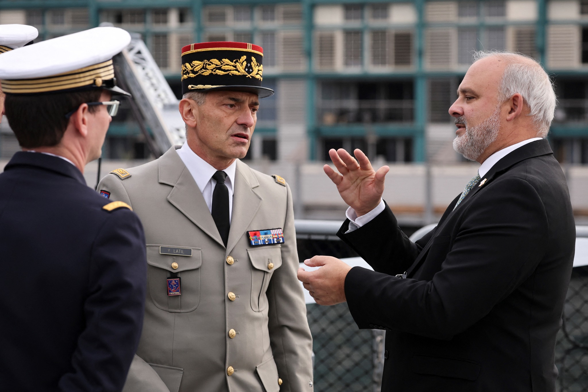 法國駐澳洲大使伊姆貝爾( Pierre-André Imbert)（右）13日登上參加澳洲聯合演習的法國軍艦。(AFP)  