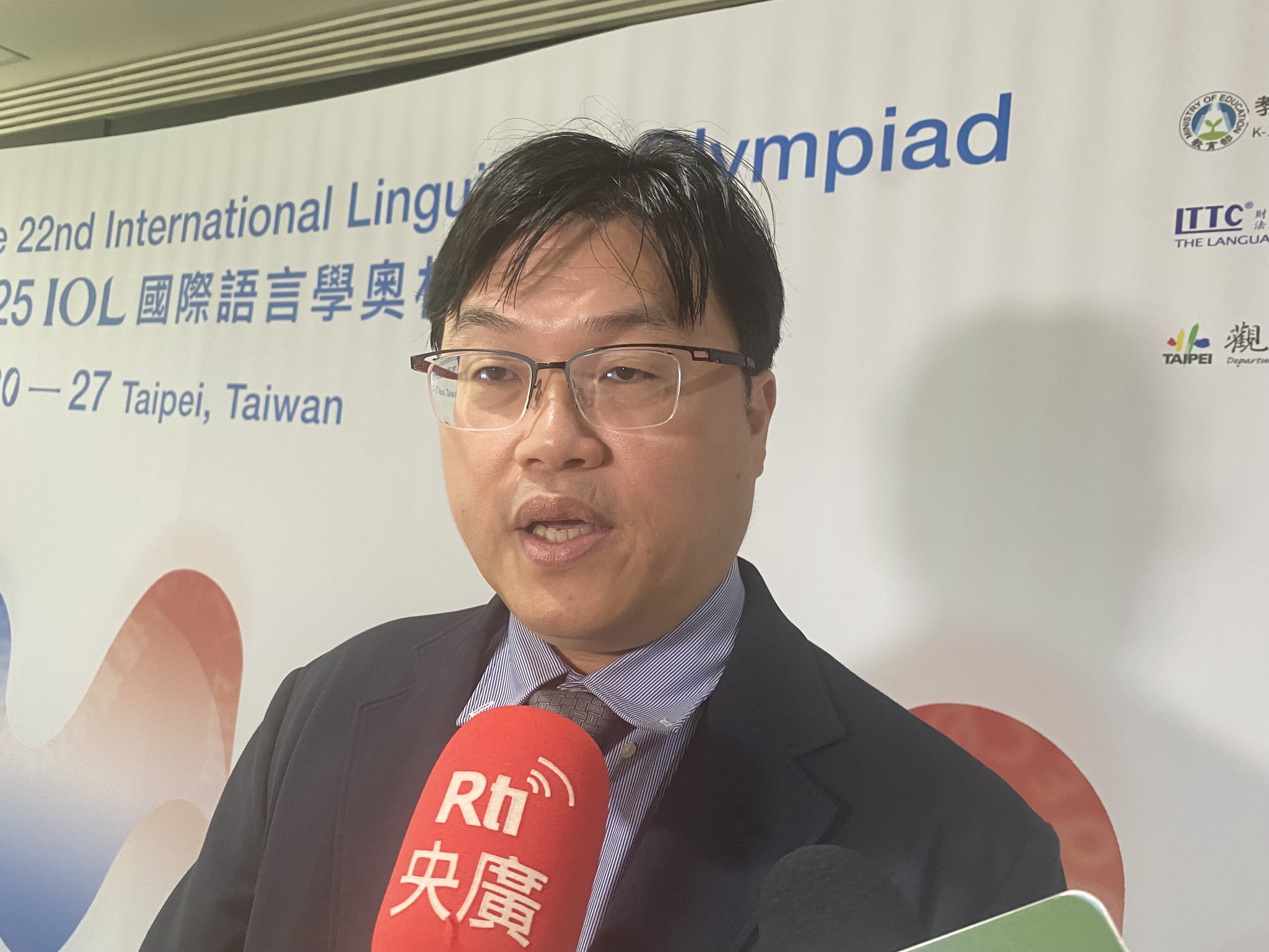 教育部次長朱俊彰21日上午出席「2025第22屆國際語言學奧林匹亞競賽」開幕式時，針對媒體關切台師大女足抽血換學分的「血論文」案後續，證實將於下午召開跨部會議。(吳琍君攝)