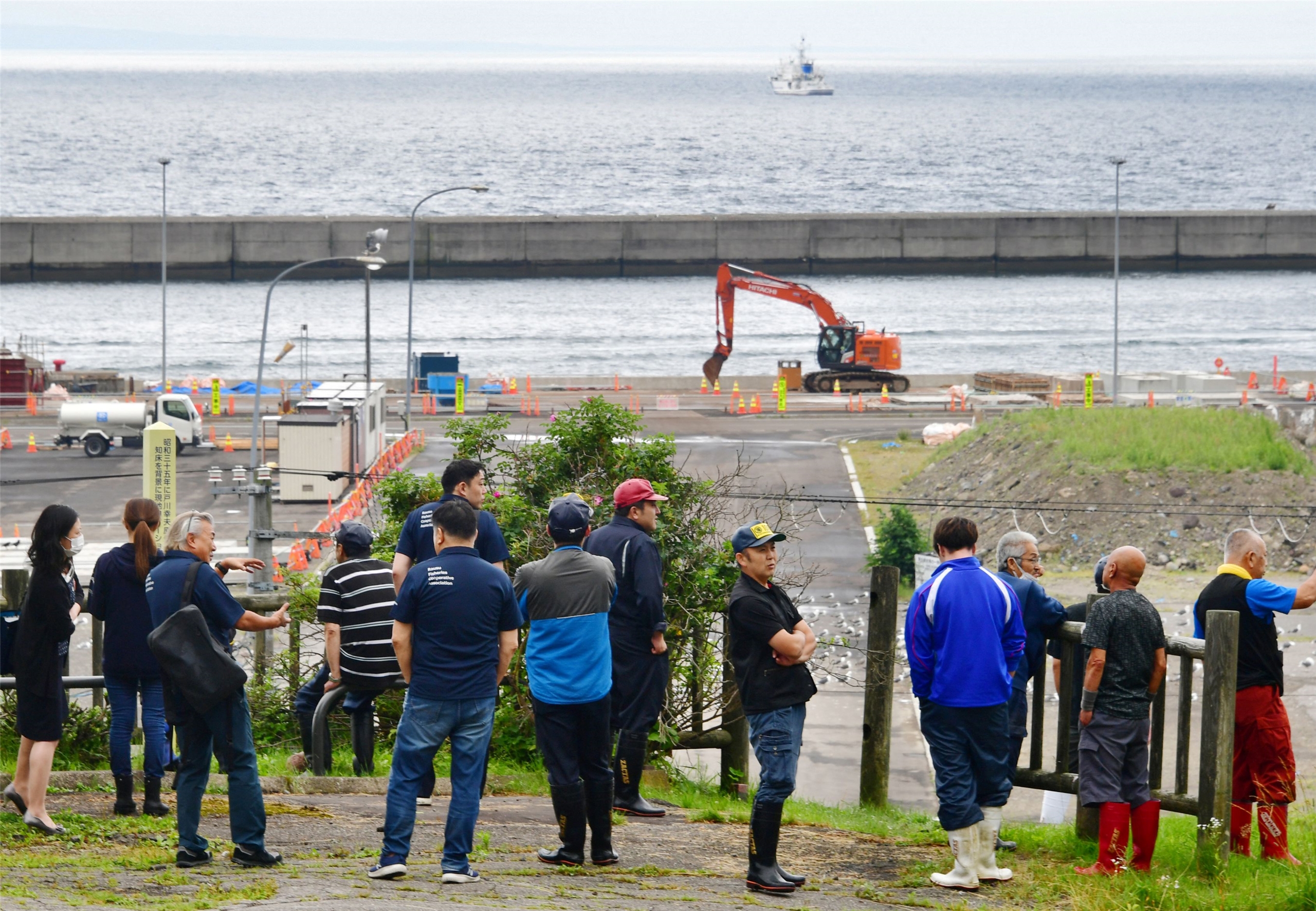 俄羅斯堪察加半島近海30日發生大地震，日本氣象廳發布海嘯警報，北海道羅臼町當地居民撤離至俯瞰羅臼港的高地。 (AFP)