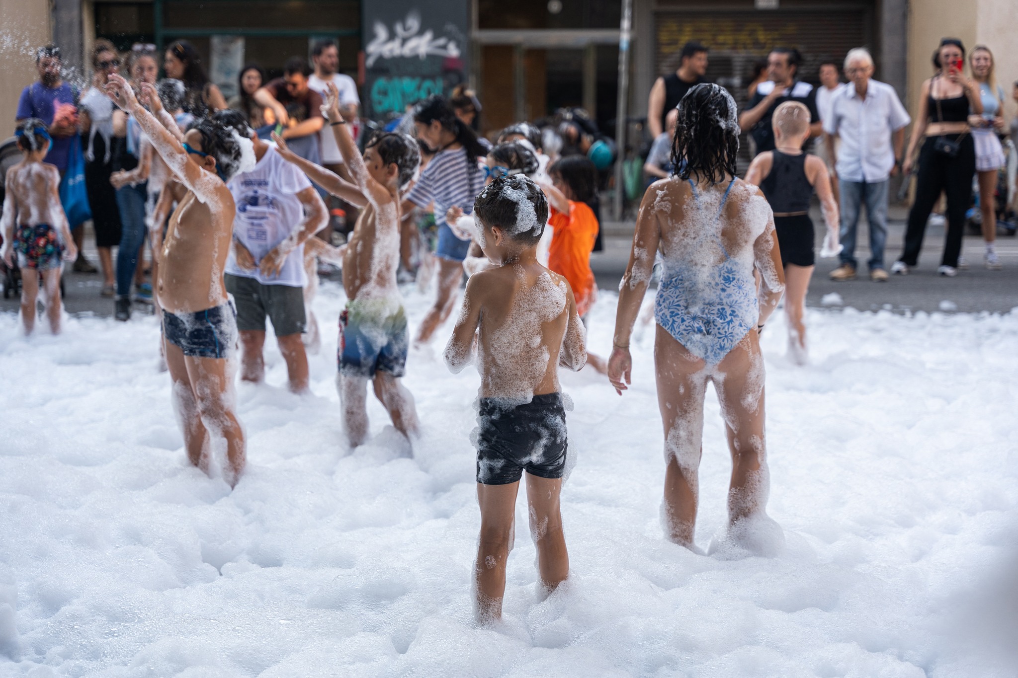 西班牙熱浪來襲，民眾戲水消署。(AFP)