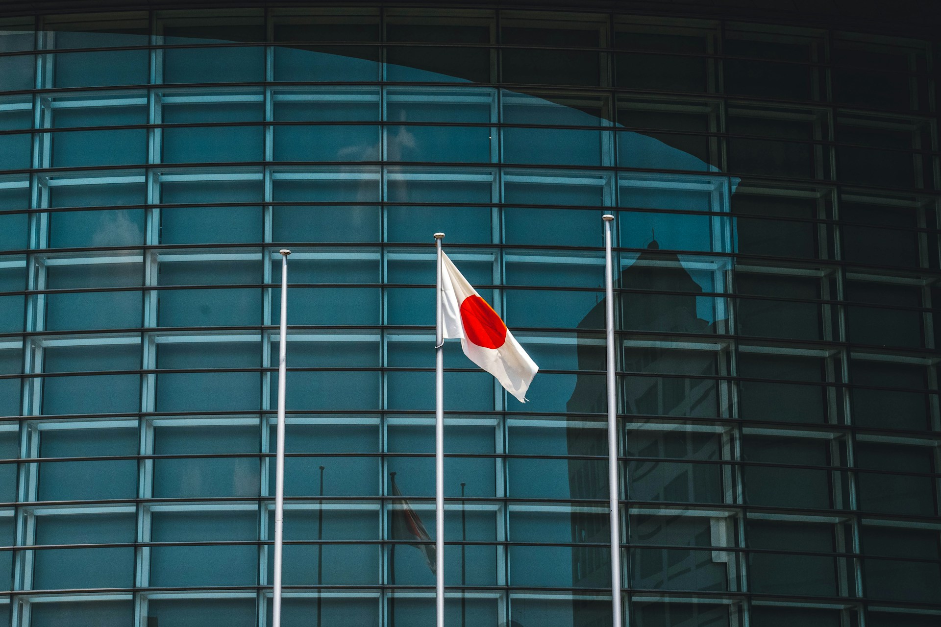 日媒報導，日本自衛隊與美軍去年以「台灣有事」為前提舉行兵棋推演，據稱自衛隊制服組最高指揮官、統合幕僚長曾要求美方以核武威嚇中國。對此。防衛大臣中谷元29日在記者會上表示，「有關該次演習的討論內容，報導並非事實」。(Unsplash圖庫)