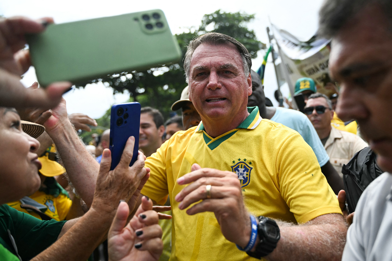 巴西前總統波索納洛(Jair Bolsonaro)(中)。(AFP)