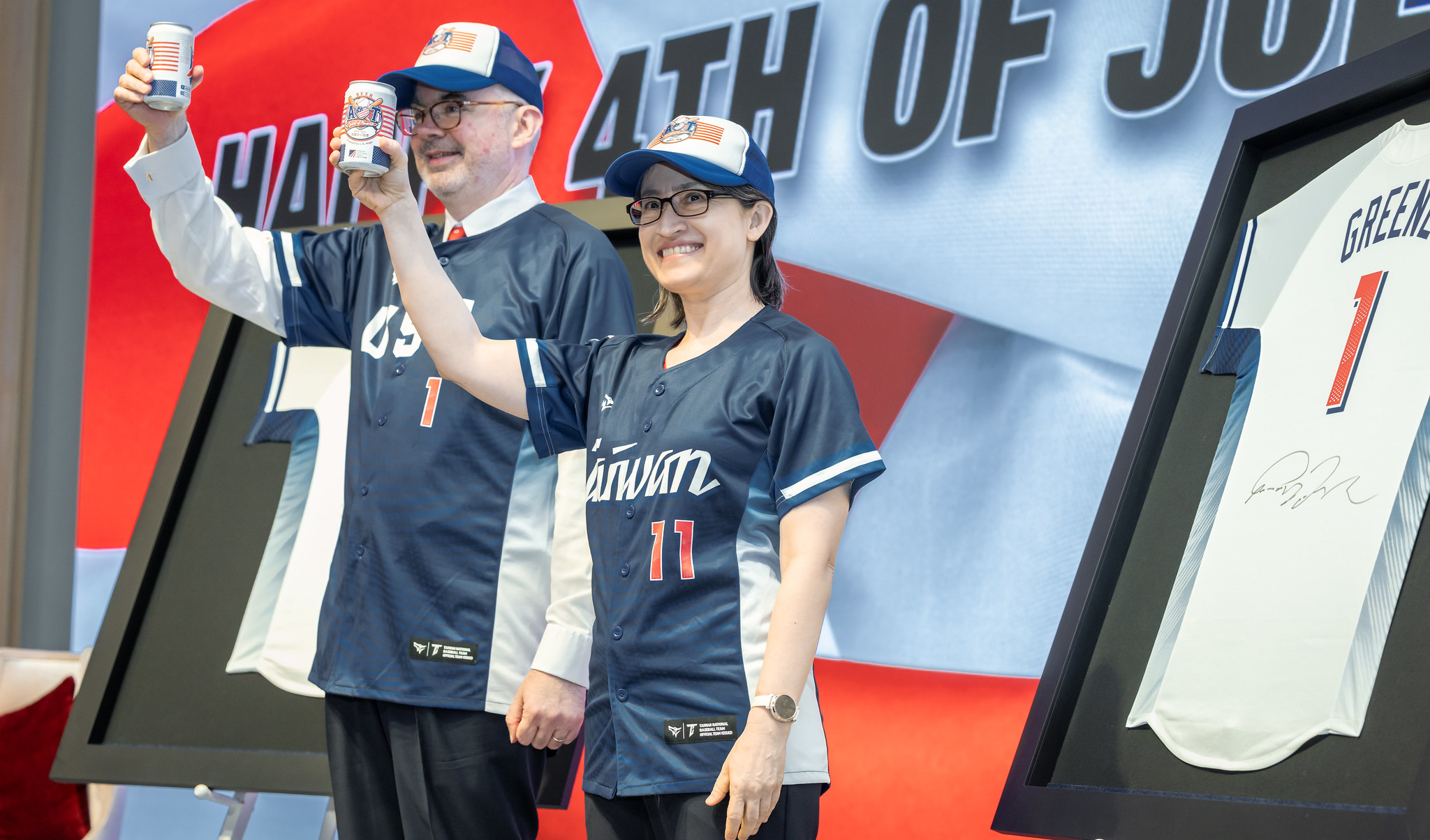 副總統蕭美琴（右）2日晚間出席美國獨立紀念日慶祝酒會，會中致詞時表示，台美關係如棒球一般，面對困難與挑戰，雙方仍帶著決心和依靠團隊合作持續站上打擊區，找尋通往共同進步和繁榮的途徑。 (總統府提供)