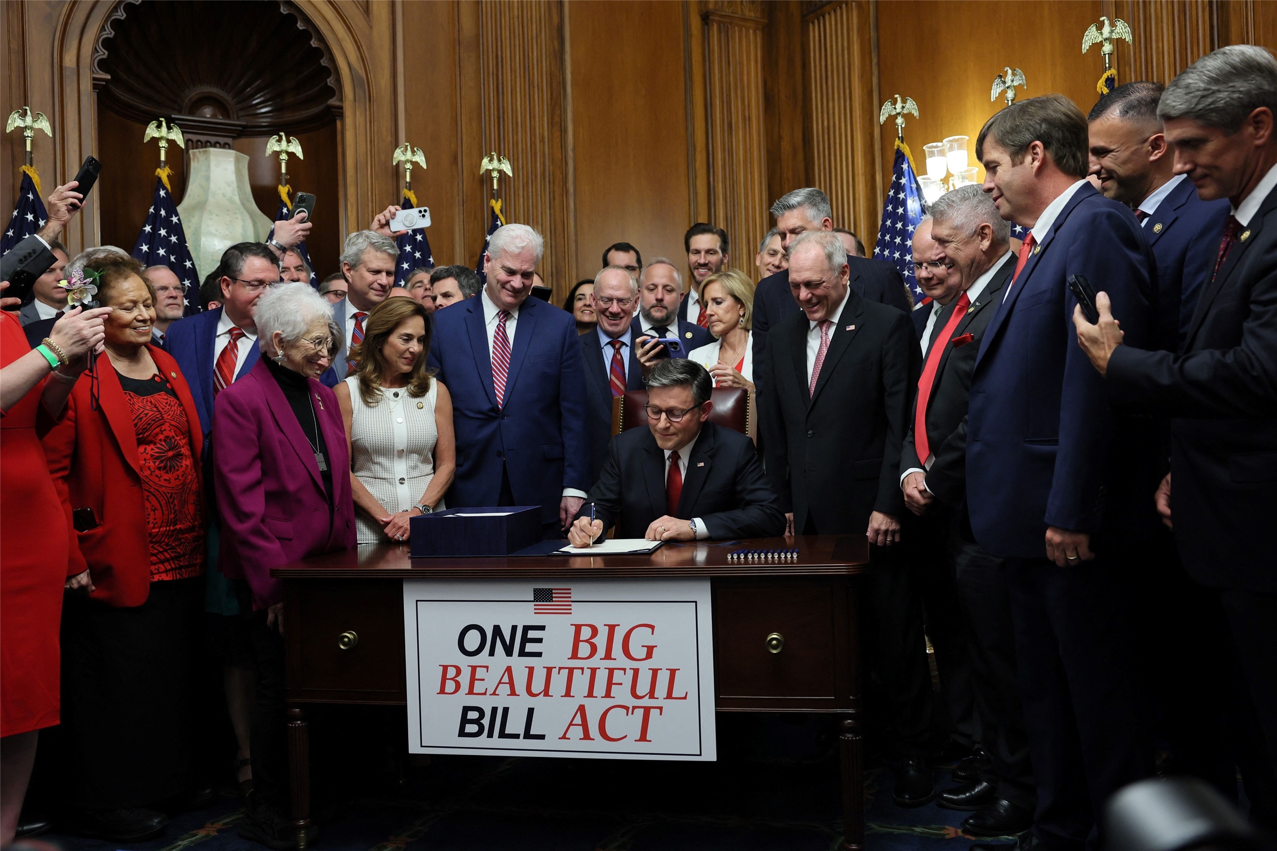 美國聯邦眾議院3日以218票贊成、214票反對，通過總統川普(Donald Trump)力推的的大規模減稅及支出法案的「大而美法案」（One Big Beautiful Bill Act）。(AFP)