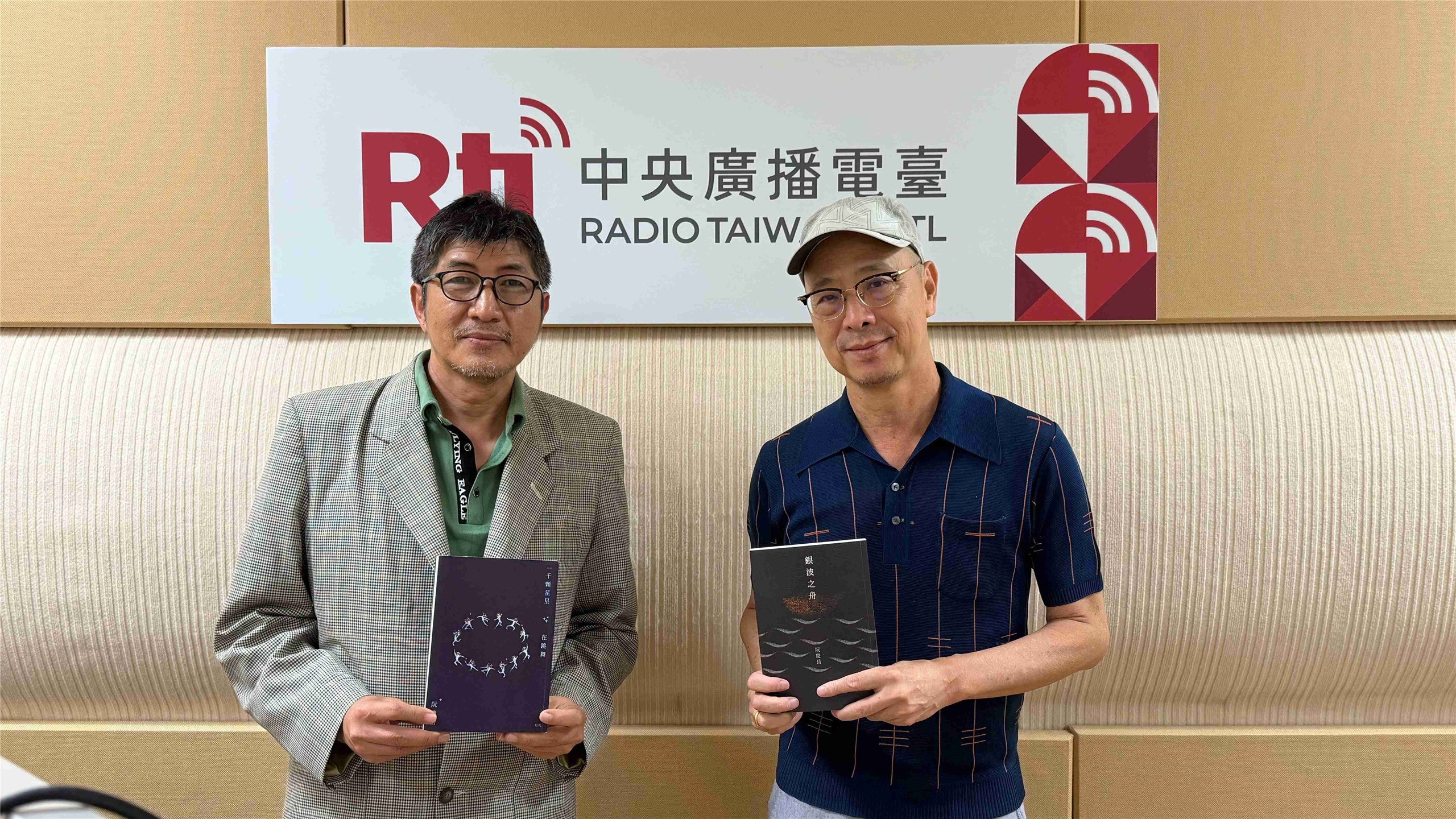 作家阮慶岳（右）與主持人廖志峯合影