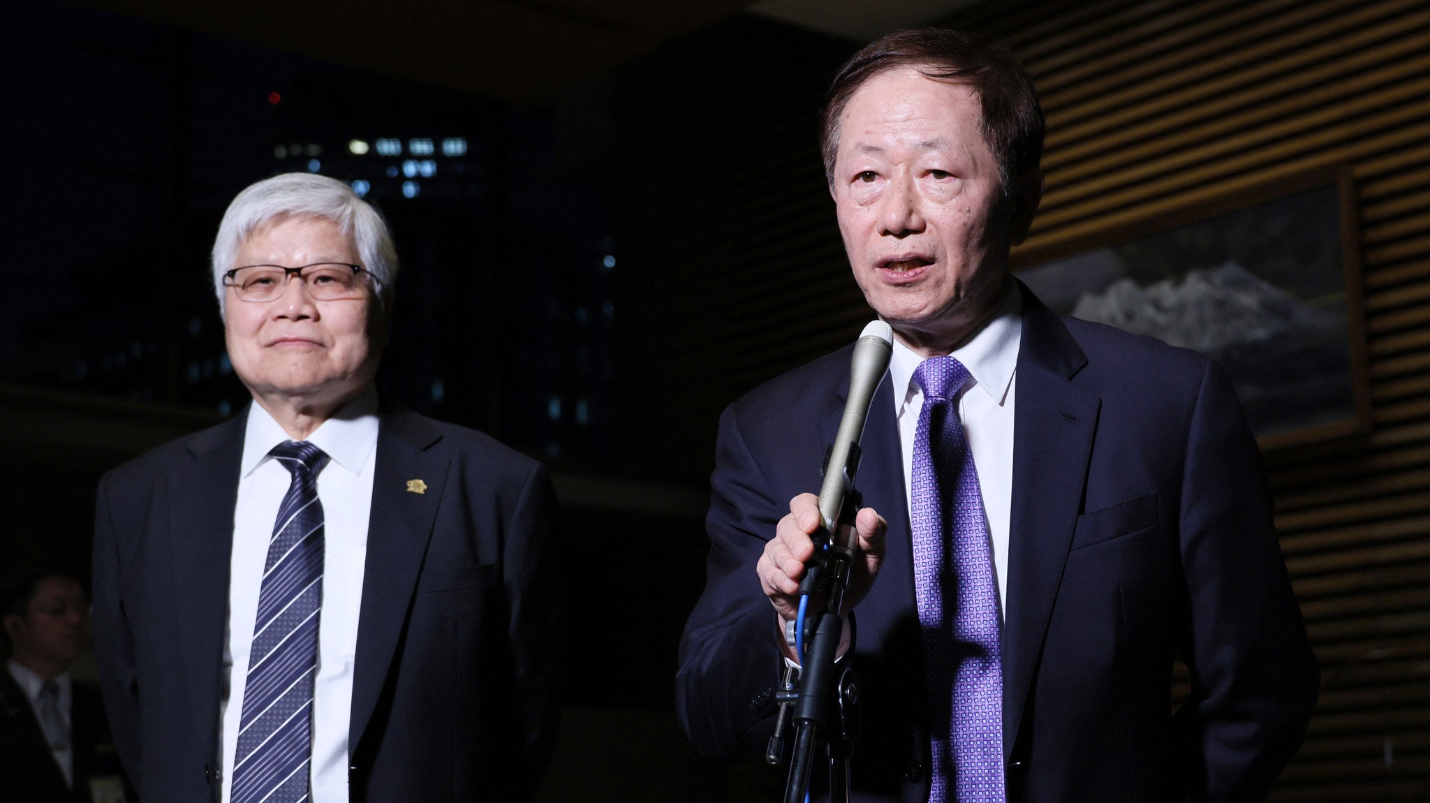 台積電董事長暨總裁魏哲家(左)及台積電前董事長劉德音。(資料照片)