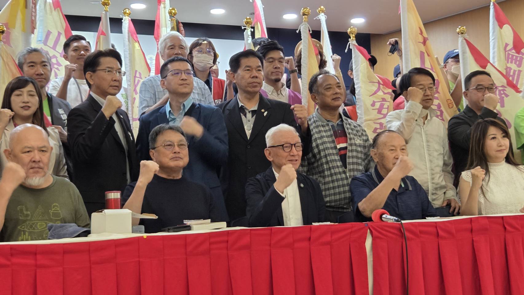 反共護台志工聯盟發起人曹興誠與31個罷免團體今天(21日)召開記者會催票，呼籲中間選民、知識選民挺罷免，守護台灣的程序正義。(劉玉秋攝)