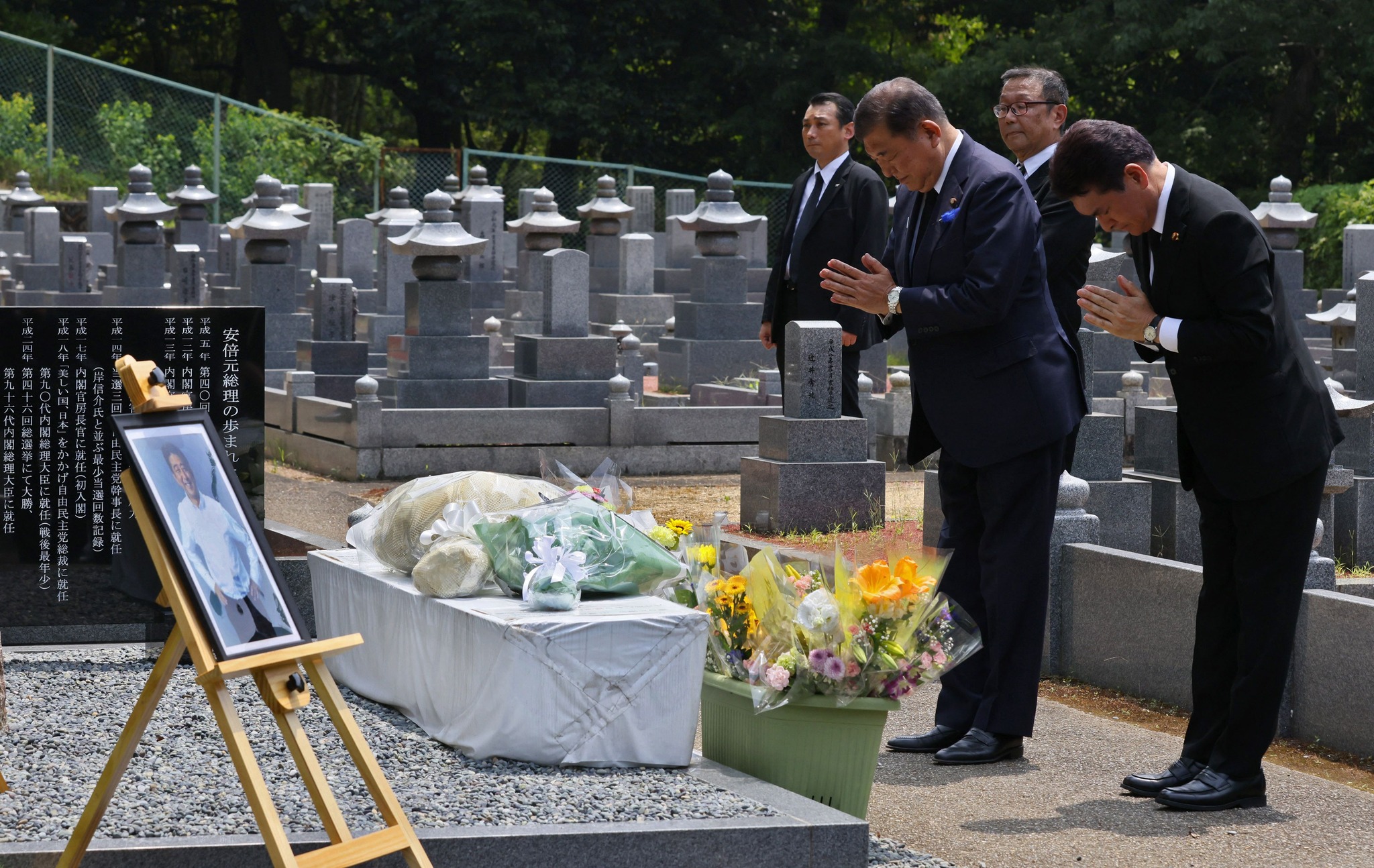 日本首相石破茂前往奈良市的三笠靈園慰靈碑前，向前日相安倍晉三獻花哀悼。(AFP)
