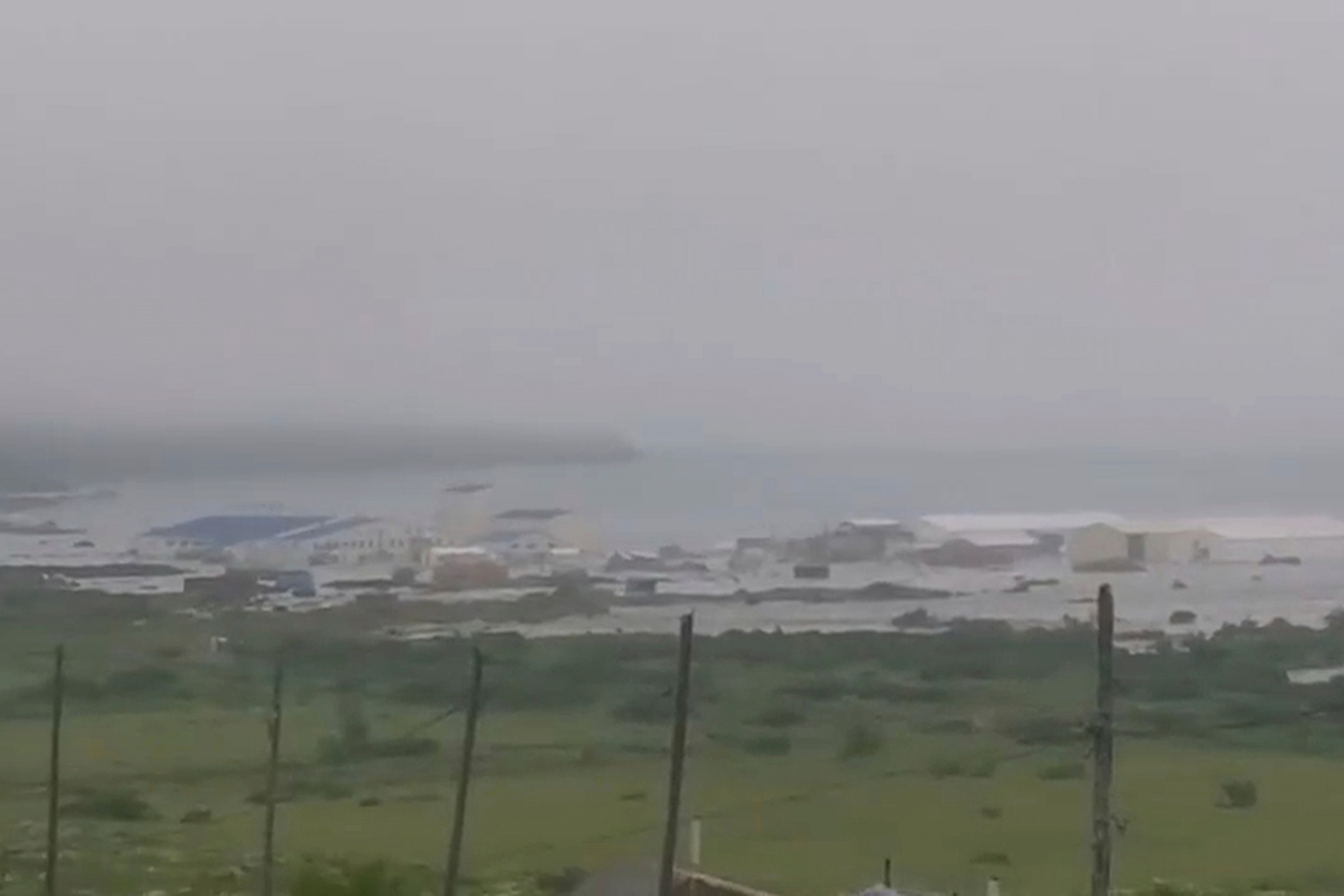 影片截圖顯示，俄羅斯遠東地區海岸小鎮北庫里爾斯克遭海嘯侵襲。