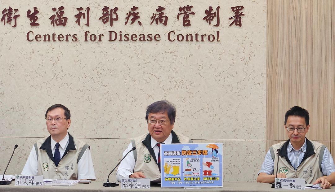 衛福部長邱泰源(中)29日籲民眾落實防疫3步驟，嚴防豪雨過後可能的傳染病疫情。(劉品希 攝)