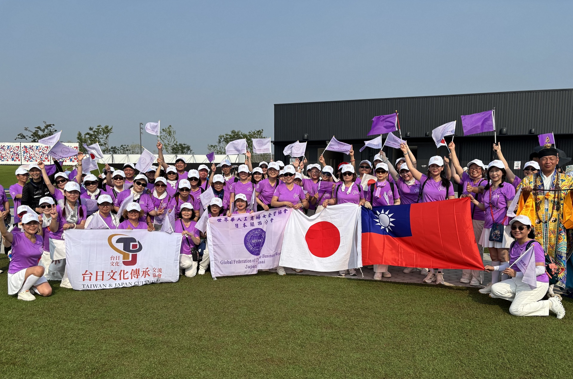 日本一般社團法人APLoving在世博會園區內舉辦「2025年大阪萬國博覽會 無國界嘉年會遊行」，世界華人工商婦女企管協會日本關西分會也受邀參與遊行，並在場內高舉中華民國國旗。(世華會關西分會提供)