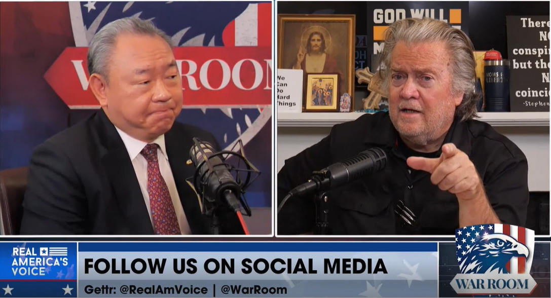 駐美代表俞大㵢(左)10日接受前白宮首席策略長巴農(右)的Podcast節目「戰情室」訪問。(Rumble/@BannonsWarRoom)