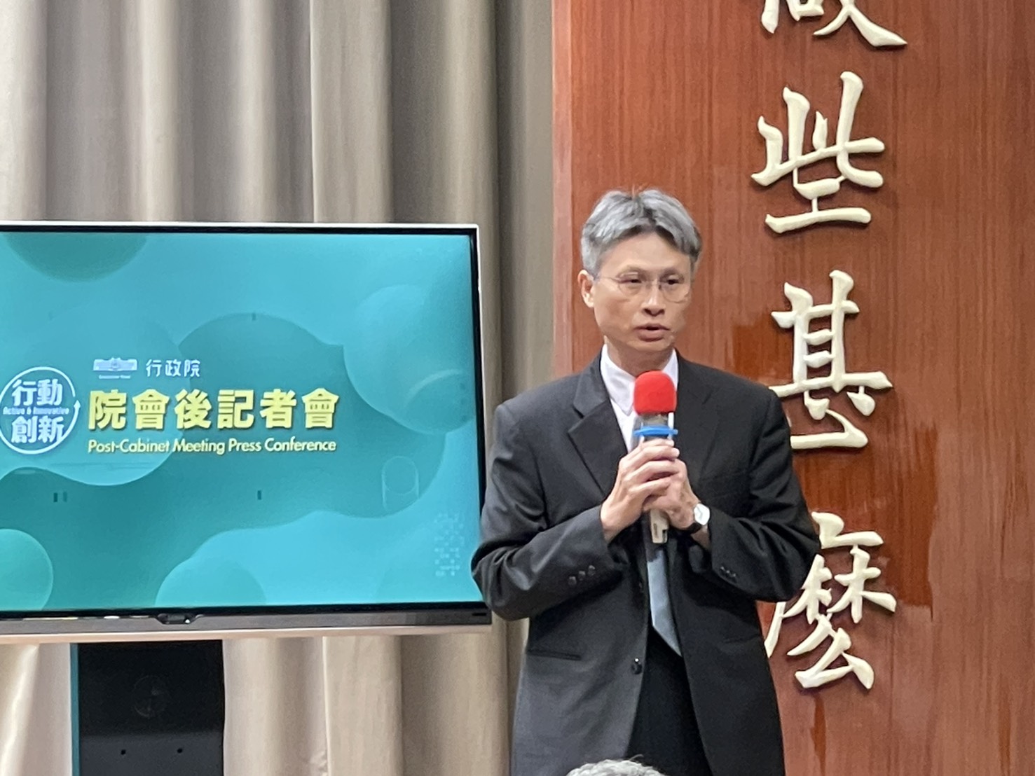 國科會副主委蘇振綱17日出席行政院院會後記者會，針對師大女足抽血爭議，允諾將在2個月內提出相關調查報告。(鄭佑漢 攝)