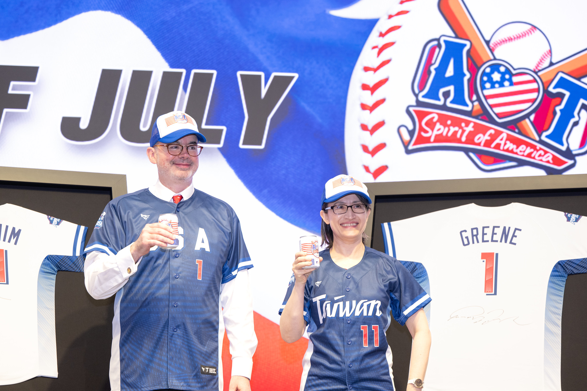 美國在台協會(AIT)處長谷立言(Raymond Greene，左)2日在美國獨立紀念日酒會表示，美國和台灣正與民主隊友攜手合作，而美台雙向投資也持續為雙方經濟創造商機。 (總統府提供)