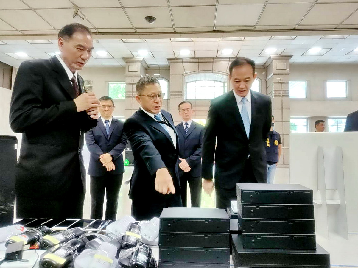 內政部警政署刑事警察局執行「淨話專案」並於28日說明成果，刑事局局長周幼偉(前右)、通傳會主祕黃文哲(前中)巡視證物 (央廣記者王照坤 攝)