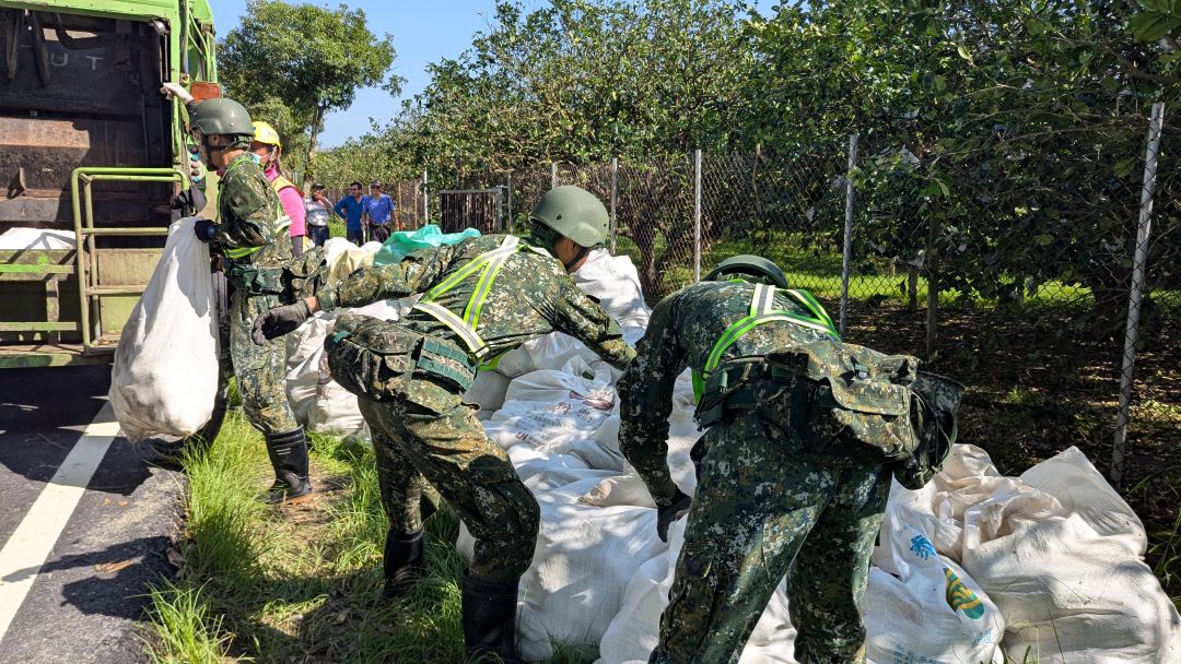 國軍第四作戰區官兵全力投入「丹娜絲」颱風災後復原工作，協助道路清理、物資搬運與環境整理。(圖：國防部提供)