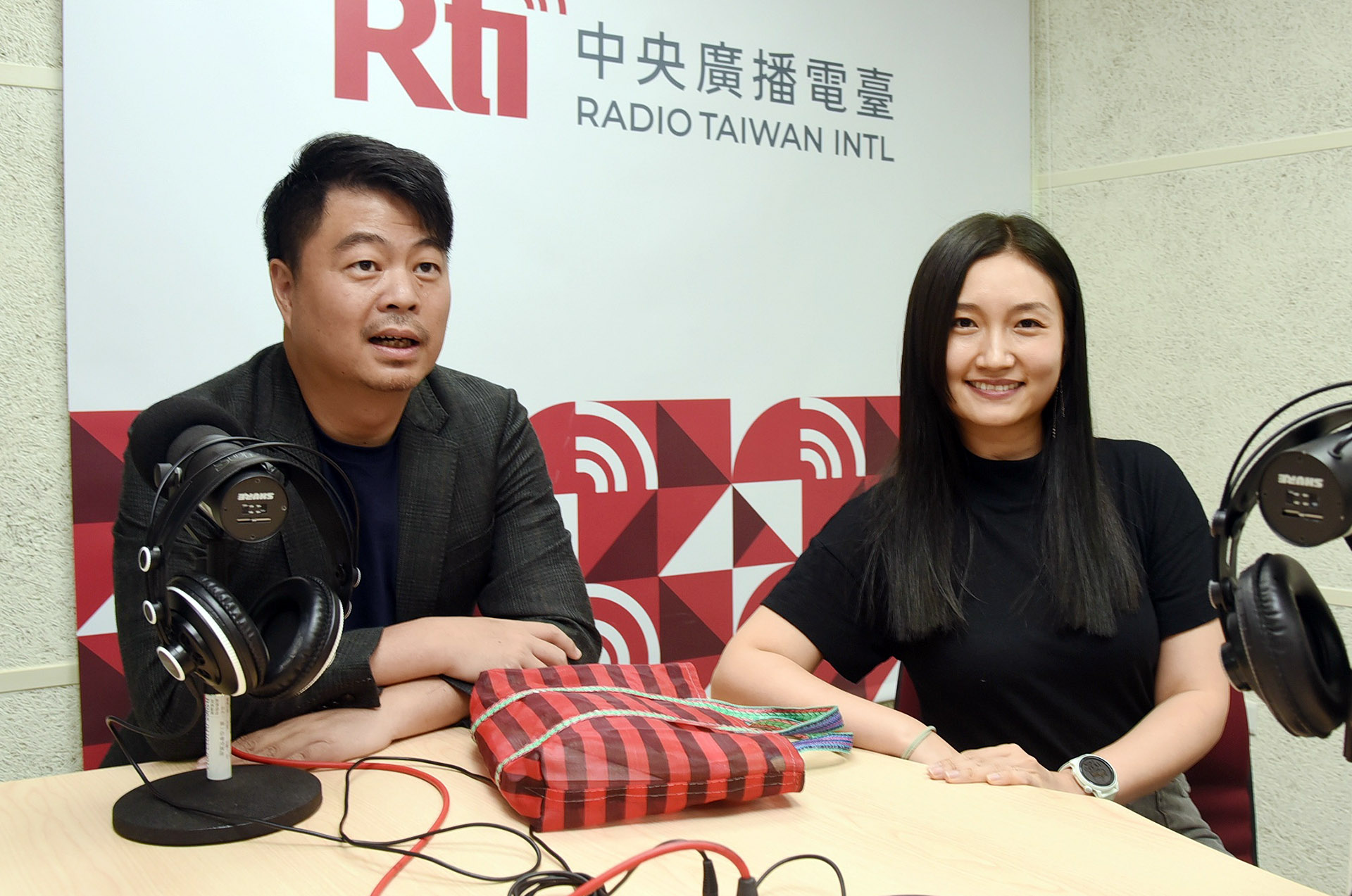 央廣節目「早安台灣」4日專訪兩位香港導演翁子光(左)及陳小娟(右)。(Rti)