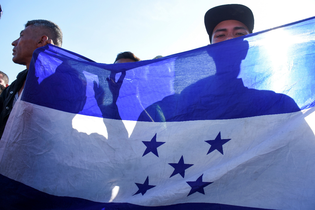 美國政府今天(7日)發布通知，終止臨時保護身分(Temporary Protected Status)的決定將於9月6日生效，這將終止自1999年以來，一直享有合法身分的大約7萬2,000名宏都拉斯人和4,000名尼加拉瓜人的臨時保護身分。圖為宏都拉斯國旗。(路透社/達志影像)