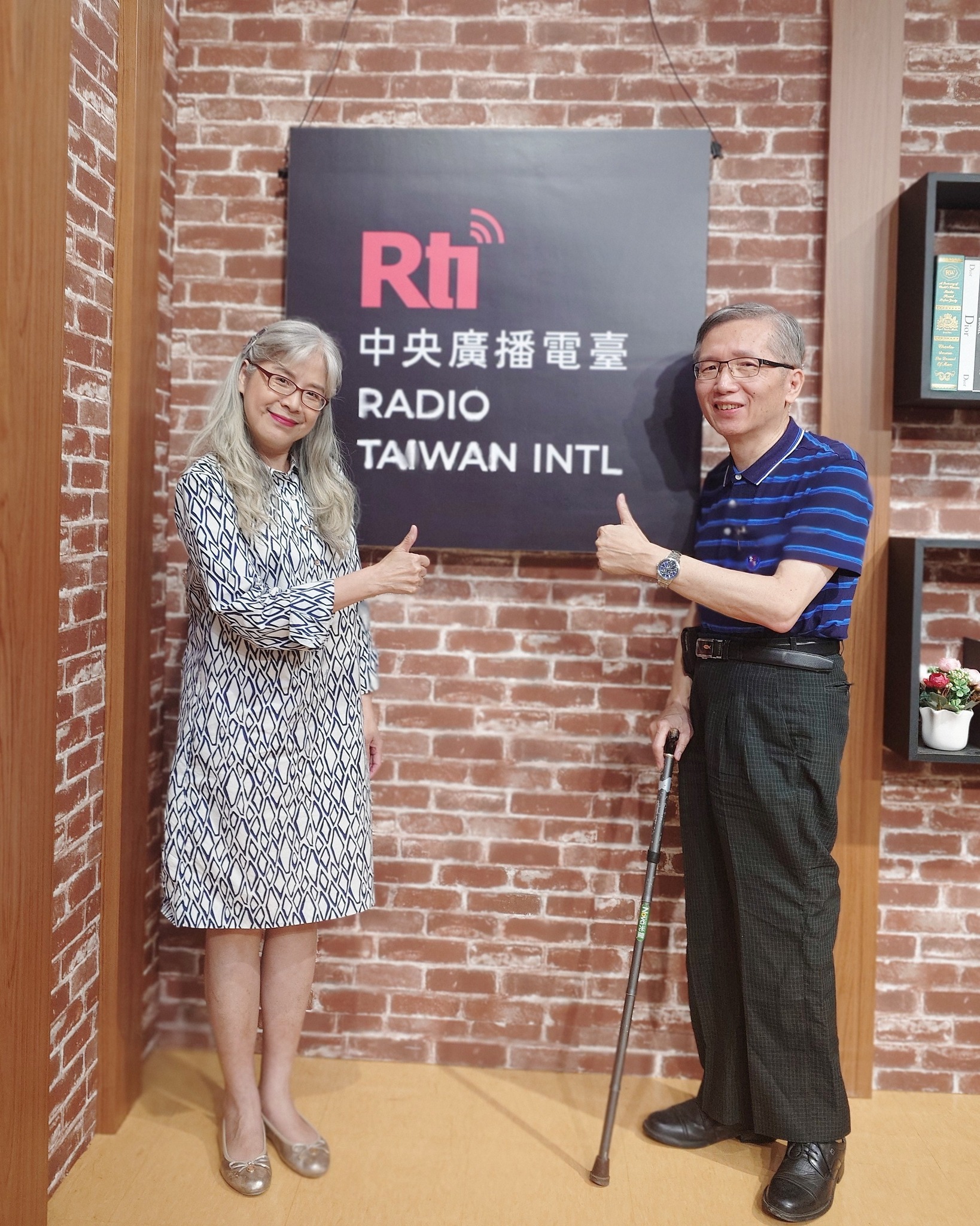 Voice to the World節目主持人介文，專訪中原大學最受歡迎的人哲課老師李世堅