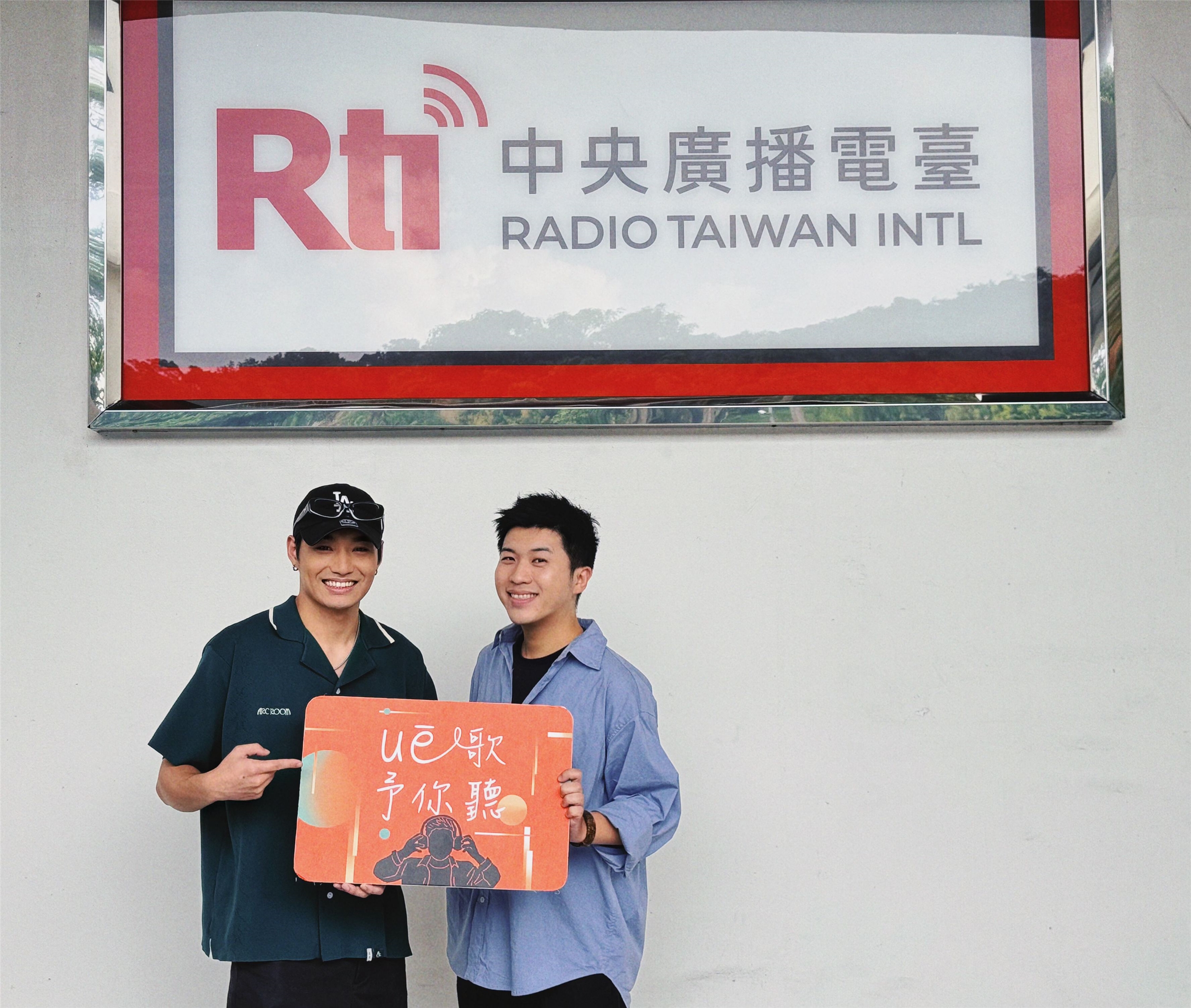 主持人內克與來賓吳秉辰（左）