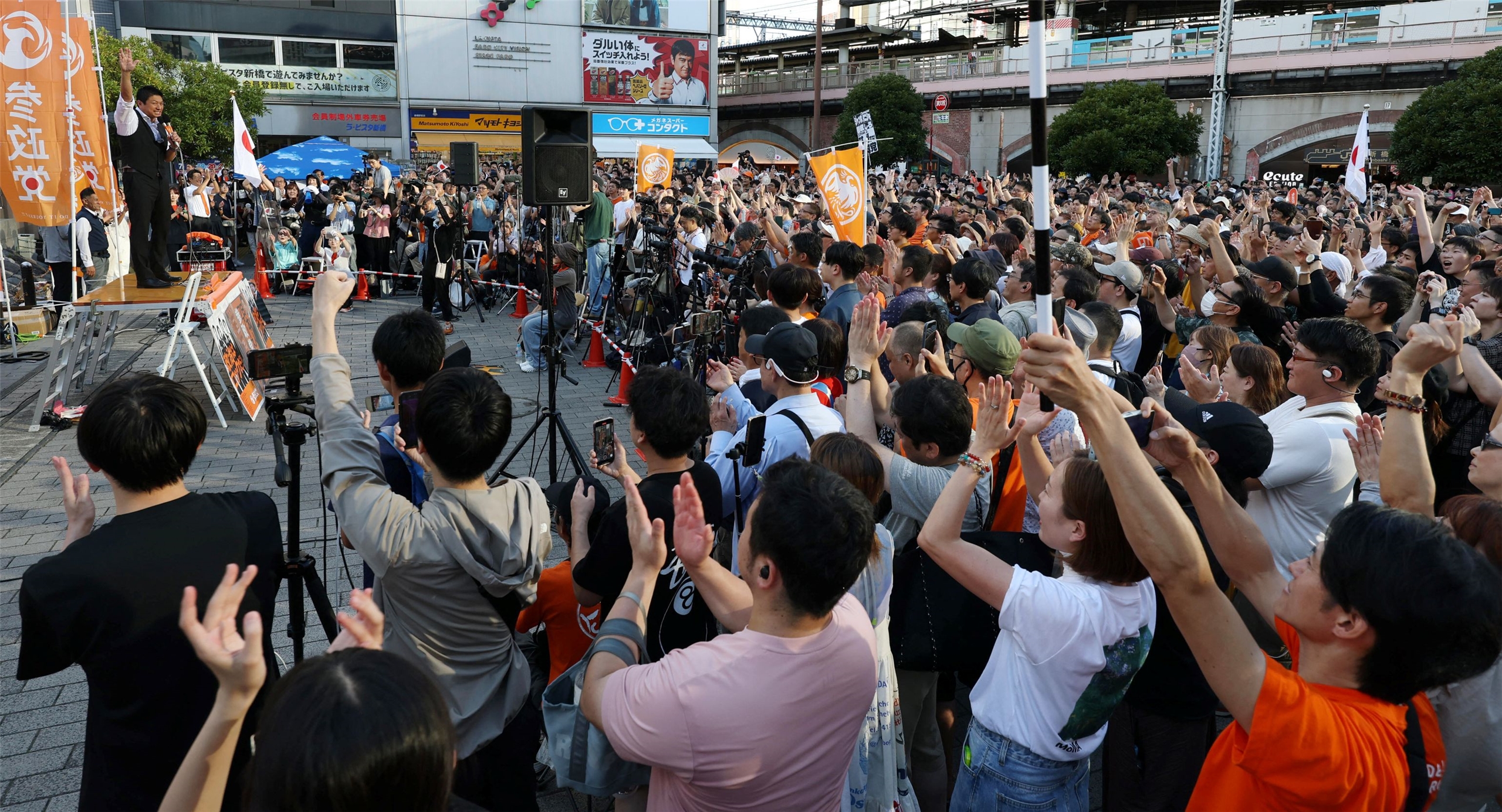日本新興右翼政黨參政黨黨主席神谷宗幣20日在參議院選舉後於街頭發表演說。(AFP)