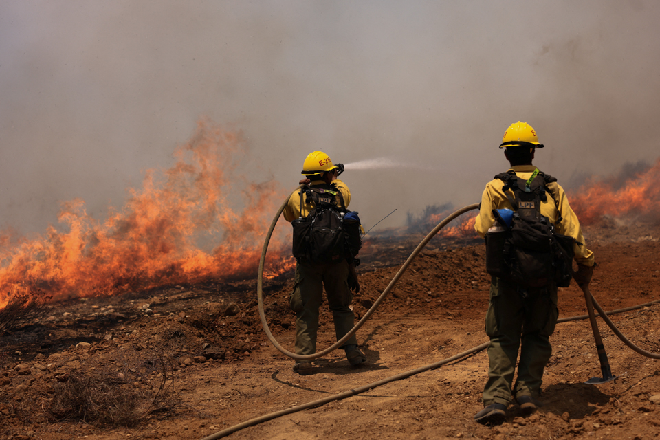 美國加州消防員3日應對「馬德雷大火」(Madre Fire)。
