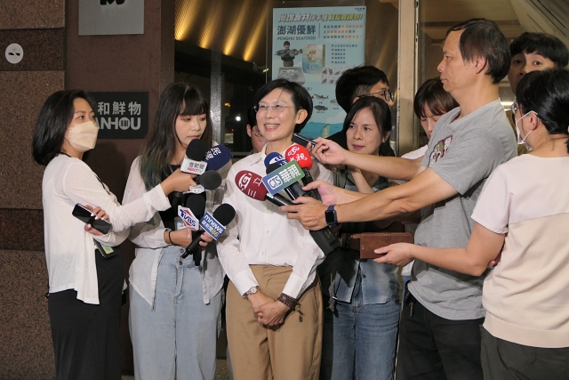 民進黨廉政委員會晚間召開會議，民進黨立委林岱樺到會說明涉詐助理費案 。（劉玉秋攝）