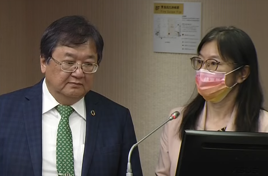 立法院衛環委員會7日安排審查「社會救助法」修正草案。左為衛福部長邱泰源、右為衛福部醫事司副司長劉玉菁。(翻攝國會頻道)