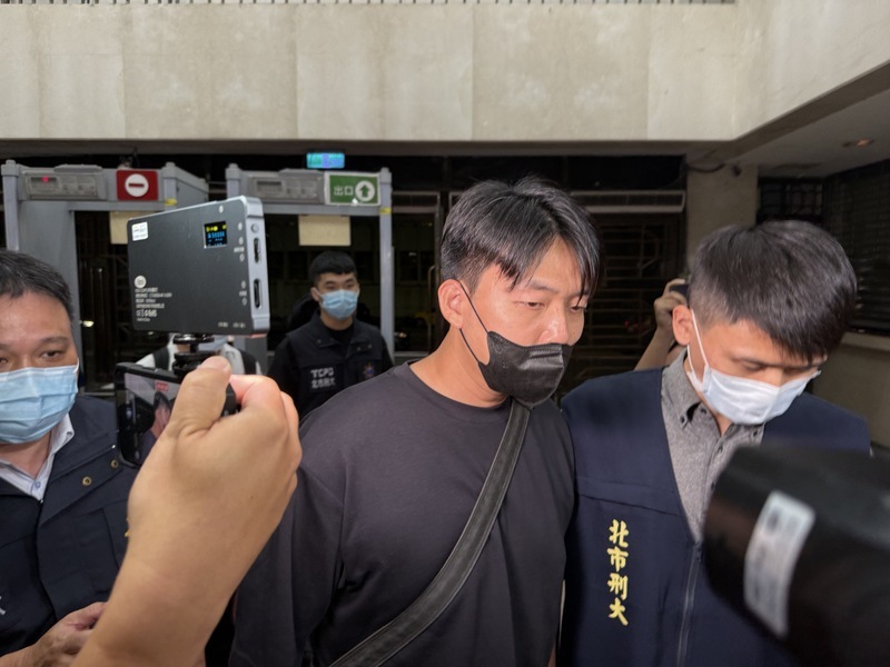 網路出現針對京華城案檢察官的仇恨性圖文，台北地檢署指揮台北市刑警大隊、調查局偵辦。警方3日下午傳喚臉書粉專「迷因台式民主」版主、戴姓男工程師到案，並搜索戴男住處，深夜移送北檢複訊。