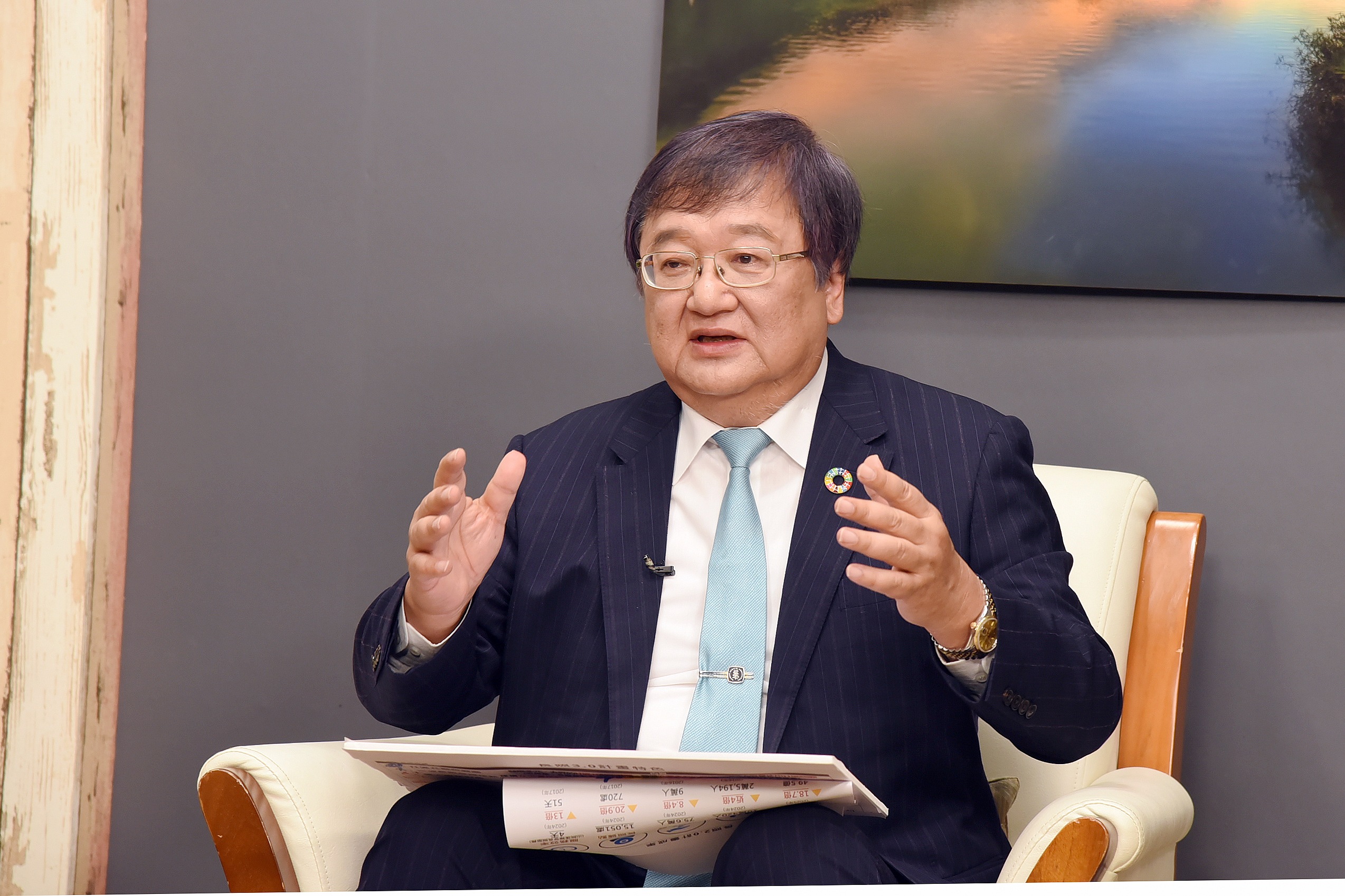 衛福部長邱泰源14日接受央廣專訪。(江麗華 攝)