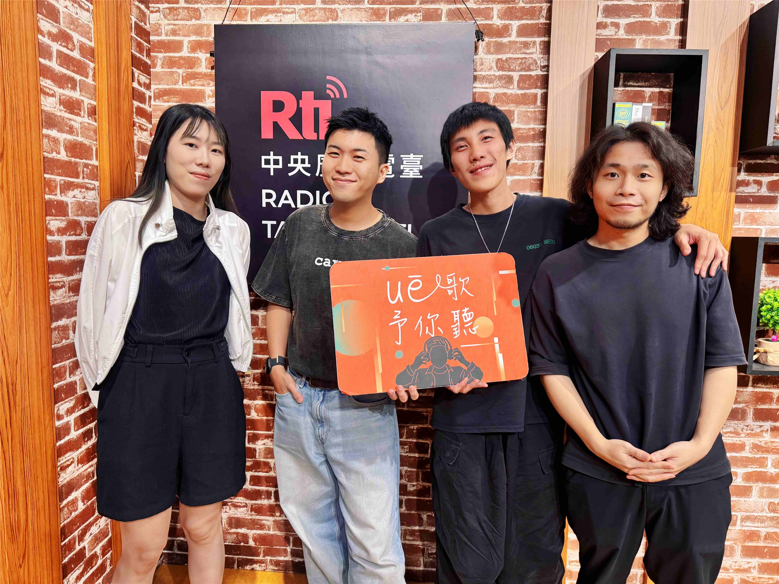 主持人內克（左二）與來賓烏流樂團