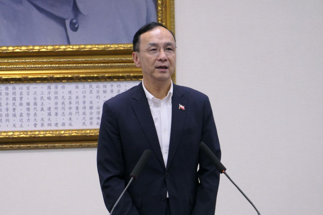 國民黨主席朱立倫今天(9日)在中常會發表談話表示，立法院正在審議新台幣4100億元特別條例草案，重申普發現金1萬元主張，認為經濟補貼預算應從930億元規模，增加為3200億元，才能刺激台灣經濟。(趙婉淳 攝)